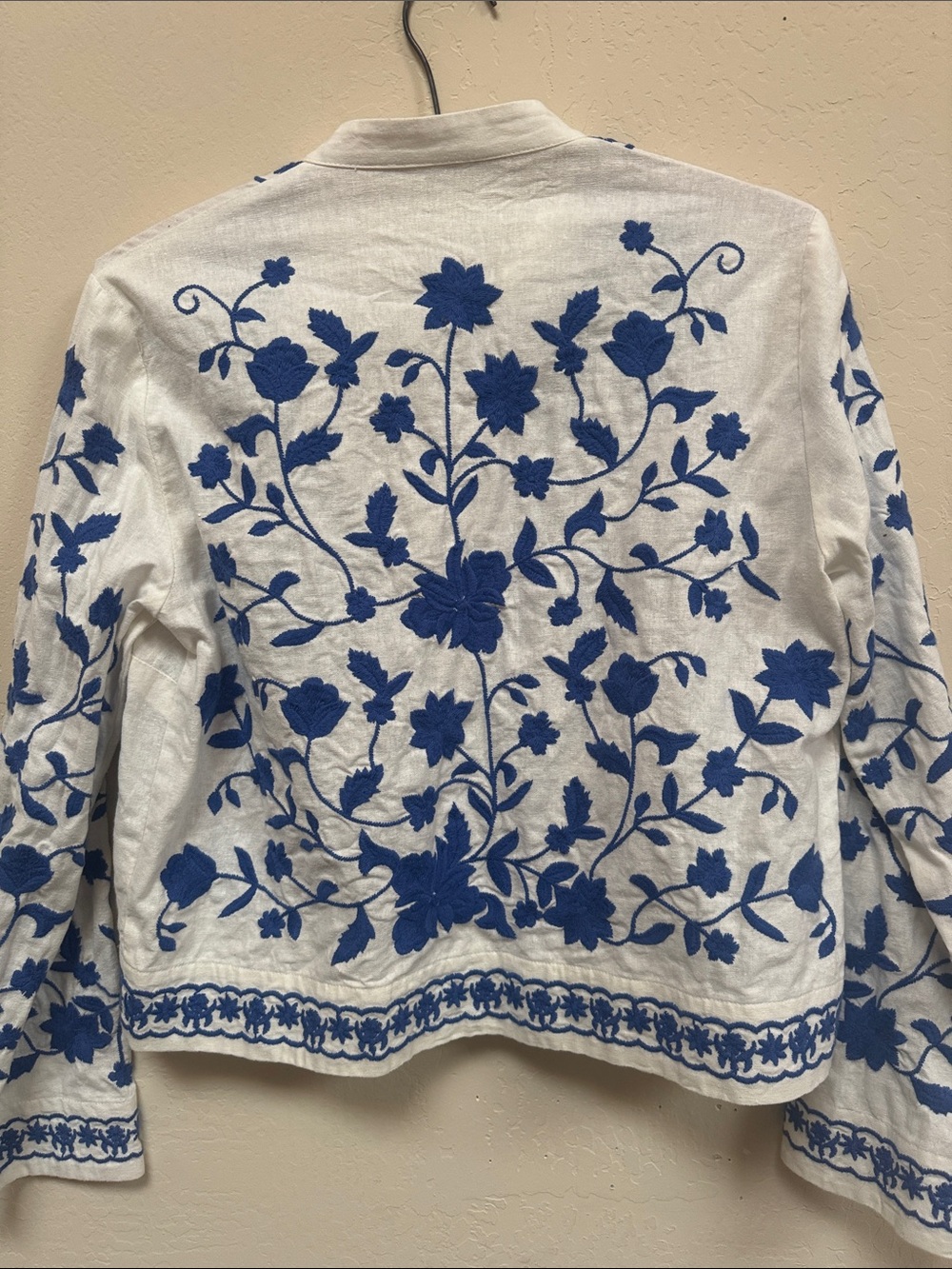 Zara White Button-Down Shirt with Blue Floral Embroidery